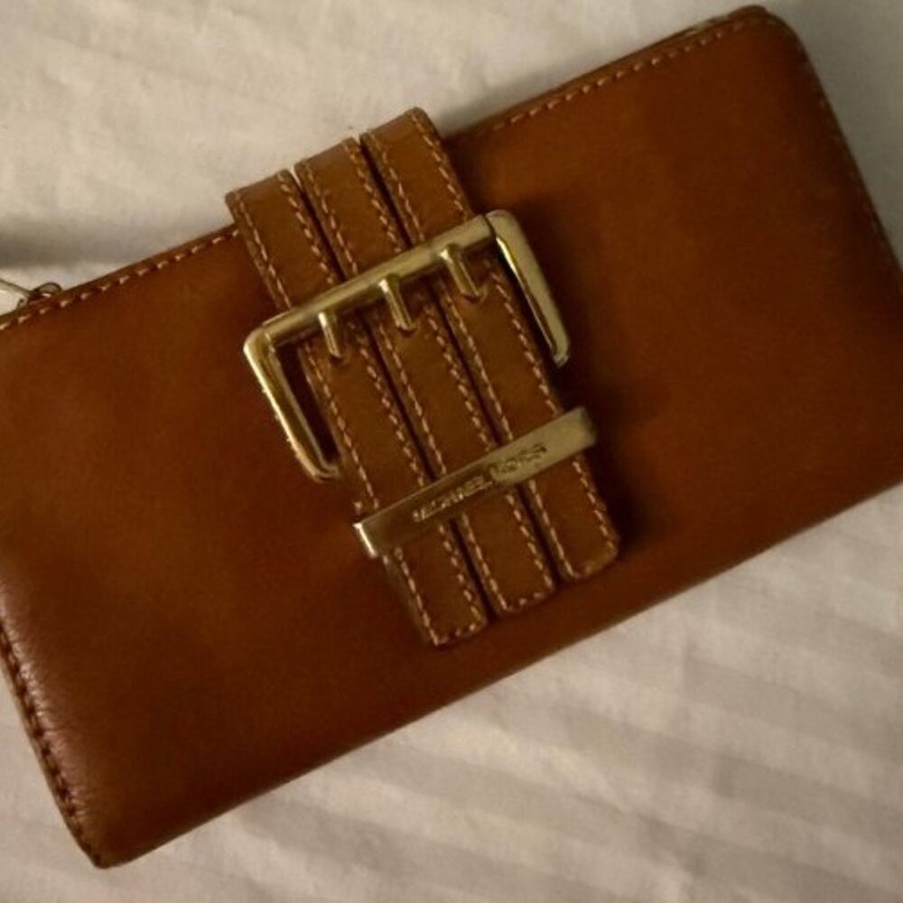 VINTAGE MICHAEL KORS Gansevoort Flap Snap wallet.